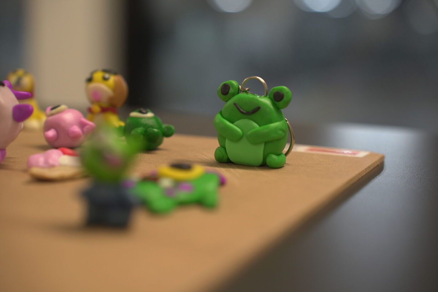 Personnages en pâte polymère créés pendant un atelier